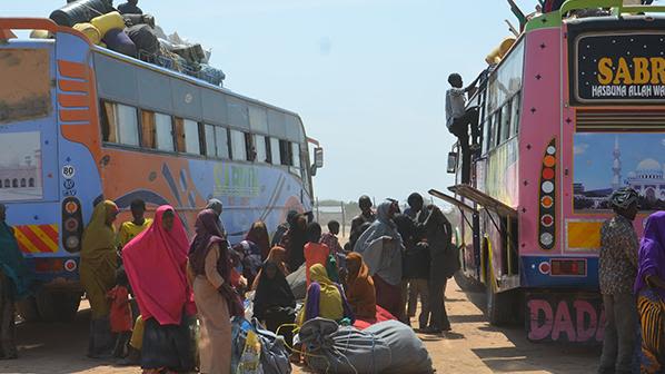 Somali refugees in Dadaab setting out to return by bus to Somalia